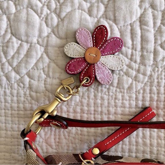 Adorable COACH Signature Collection mini handbag/wristlet with flower appliqué - Picture 5 of 16